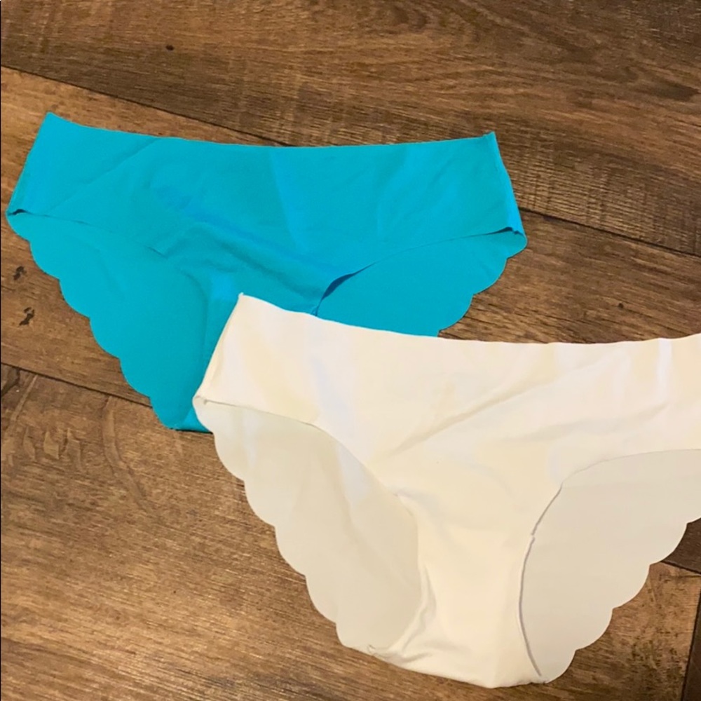 NWOT Seamless Scalloped Edge Silky Cheekies